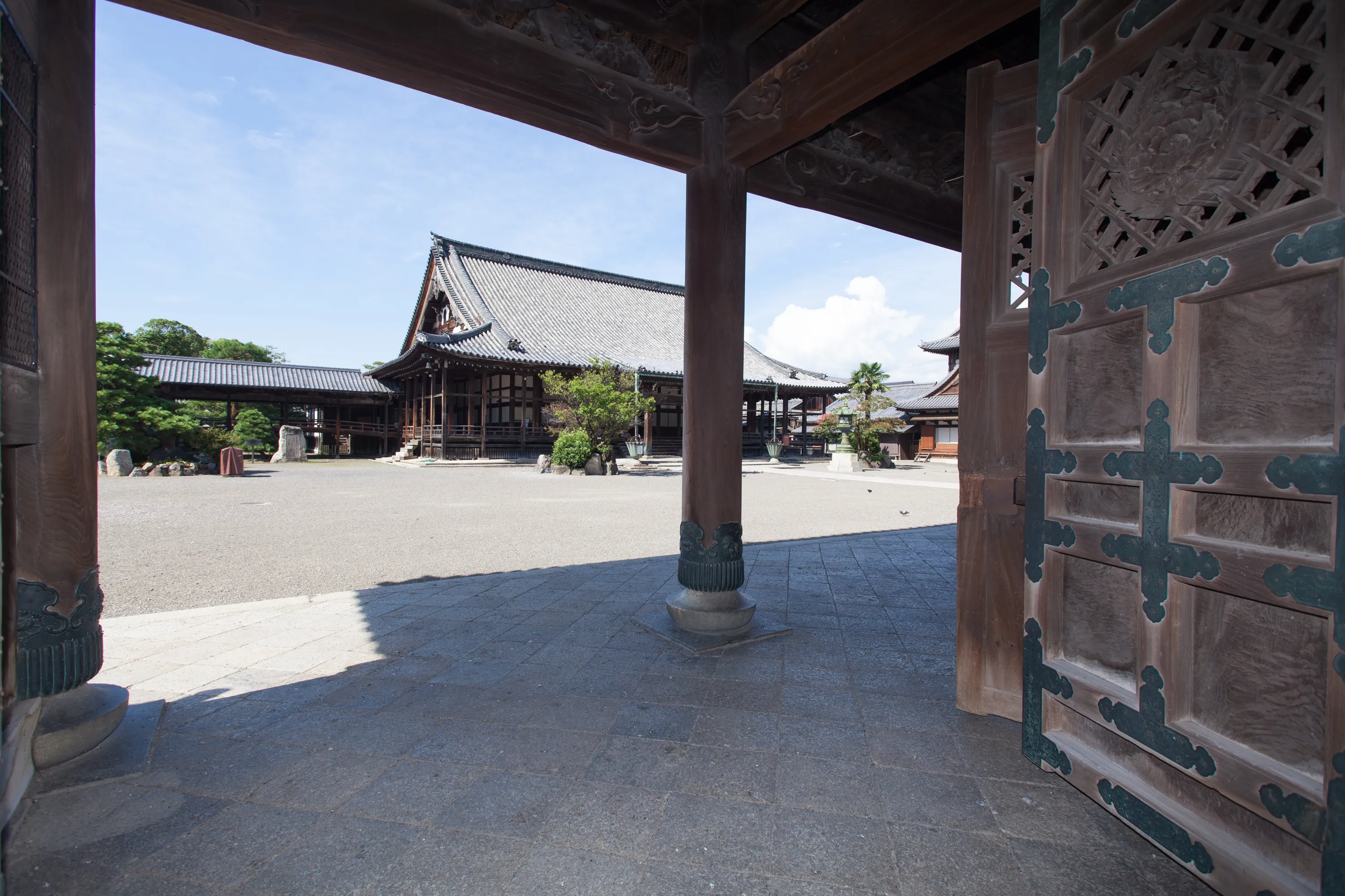 大通寺の境内